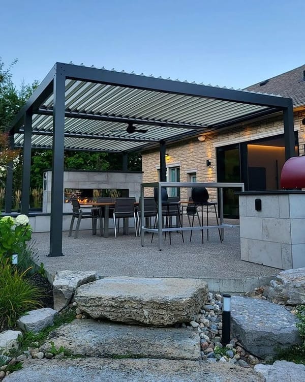 Pergola aluminiowa z dachem lamelowym na tarasie